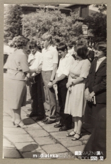 Uroczystość z okazji zakończenia roku szkolnego - wręczenie świadectw i kwiatów, Białystok, Technikum Kolejowe w Starosielcach, czerwiec 1983 r.