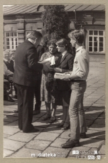 Uroczystość z okazji zakończenia roku szkolnego, Białystok, Technikum Kolejowe w Starosielcach, czerwiec 1983 r.
