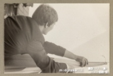 Zamocowanie flagi podczas uroczystości z okazji zakończenia roku szkolnego, Białystok, Technikum Kolejowe w Starosielcach, czerwiec 1981 r.