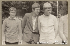 Najlepsi uczniowie klasy I podczas uroczystości z okazji zakończenia roku szkolnego, Białystok, Technikum Kolejowe w Starosielcach, czerwiec 1981 r.
