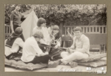 Przedstawienie uczniów podczas uroczystości z okazji zakończenia roku szkolnego, Białystok, Technikum Kolejowe w Starosielcach, czerwiec 1981 r.