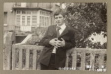 Chłopak opierający się o ogrodzenie podczas uroczystego pożegnania klas IV, Białystok, Technikum Kolejowe w Starosielcach, 1982 r.