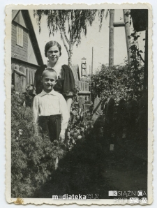 Ignacy Bogdanowicz z mamą Walerią Bogdanowicz, na posesji domu przy ul. Cmentarnej 3, obecnie ul. ks. Grzybowskiego 3, Starosielce, 4.08.1938