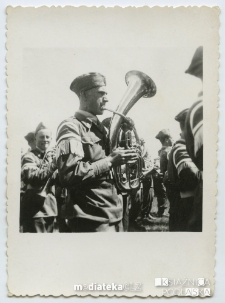 Ignacy Bogdanowicz gra na tubie podczas uroczystości, Starosielce, 1952 r.