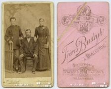 Portret rodzinny wykonany w atelier fotograficznym, Białystok, koniec XIX w. Fotografia Budryk Freres