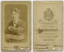 Portret mężczyzny opartego o poręcz wykonane w atelier fotograficznym, Moskwa, XIX w. Fot. Slawinskaja Fotografia K. Szimanowskiego