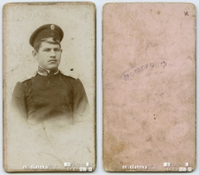 Portret młodego mężczyzny w mundurze wykonany w atelier fotograficznym, Rosja, XIX w.