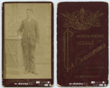 Portret młodego mężczyzny wykonany w atelier fotograficznym, Białystok, XIX w. Fot. Zakład Fotograficzny Sołowiejczyków
