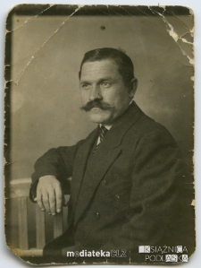 Portret mężczyzny opartego o poręcz krzesła wykonany w atelier fotograficznym, XIX w.