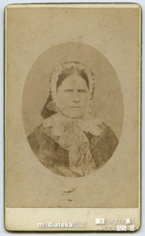 Portret kobiety w czepku wykonany w atelier fotograficznym, XIX w.