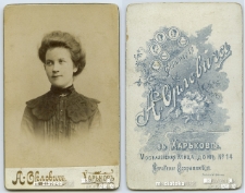 Portret dziewczyny wykonany w atelier fotograficznym, Charków, XIX/XX w. Fot. A. Orłowicz