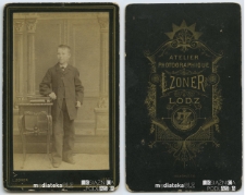 Portret chłopca wykonany w atelier fotograficznym, Łódź, XIX w. Fot. Zakład Fotograficzny L. Zoner