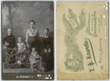 Portret matki z czwórką dzieci wykonany w atelier fotograficznym, Carycyn, XIX w. Fot. Zakład Fotografizny T. F. Iliczew/Zawod