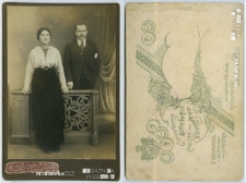 Portret kobiety i mężczyzny wykonany w atelier fotograficznym, XIX/XX w. Fot. Zakład Fotograficzny W. Akselrod