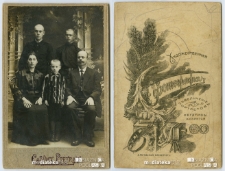 Portret rodziny wykonany w atelier fotograficznym, XIX/XX w.
