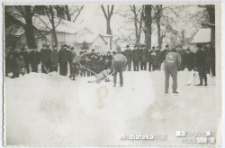 Mecz hokeja na lodzie pomiędzy nauczycielami i uczniami Technikum Kolejowego w Starosielcach 2a, lata 70. XX w.