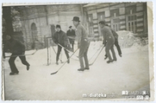 Mecz hokeja na lodzie pomiędzy nauczycielami i uczniami Technikum Kolejowego w Starosielcach 2a, lata 70. XX w.