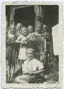 Zakończenie roku szkolnego III klasy szkoły podstawowej, ul. Letnia, Starosielce, Białystok, 1953 r.