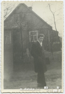 Ryszard Tupalski przed domem 7, Starosielce, Białystok, 1961 r