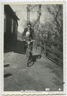 Ryszard Tupalski na rowerze z dzieckiem 7, Starosielce, Białystok, 1961 r.