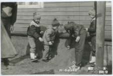 Dzieci podczas zabawy Wielkanocnej 7, Starosielce, Białystok, 1986 r.
