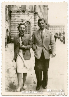 Marian Cypel i sanitariuszka Tatiana Czerewacz po udanej akcji w czasie Powstania Warszawskiego, ul. Złota, Warszawa, sierpień 1944 r.