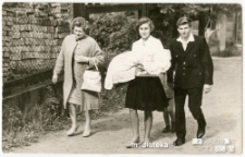 Chrzest dziecka w rodzinie, ul. Koszykowa, Białystok - lata 60. XX w.