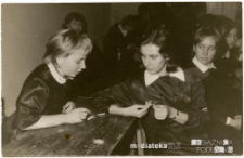 Uczennice liceum ogólnokształcącego rozmawiają podczas lekcji, Białystok - 14.12.1966