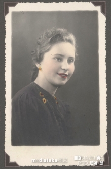 Portret Liliany Fencówny wykonany w atelier fotograficznym, Linden Strasse 105, (obecnie ul. Lipowa), Białystok - 25.10.1942, Fot. Zakład Fotograficzny Romualda Malinowskiego