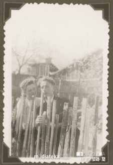 Donat Czerewacz z Marysią Korycińską stoją przy płocie, ul. Koszykowa 25, Białystok - lata 30., 40. XX w.