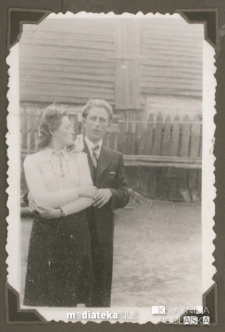 Donat Czerewacz przytula Marysię Korycińską, ul. Koszykowa 25, Białystok - lata 30., 40. XX w.