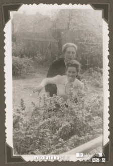 Portret Donata Czerewacza i Marysi Korycińskiej na podwórzu, ul. Koszykowa 25, Białystok - lata 30., 40. XX w.