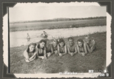 Grupa młodzieży na plaży nad rzeką Supraśl, Sielachowskie (woj. podlaskie), 1942-1943 r.