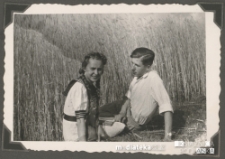 Portret Tatiany Jasińskiej i Jana Radomskiego na polu, Pieczurki lub Jaroszówka, 1943 r.