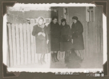 Tatiana Czerewacz z koleżankami na podwórzu, Koszykowa 25, Białystok - lata 30., 40. XX w.