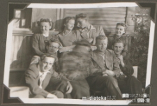 Młodzież przed domem, ul. Koszykowa 25, Białystok - 1944-1945 r.
