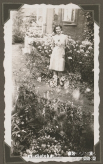 Portret kobiety przed wejściem do domu, Białystok - lata 30., 40. XX w.