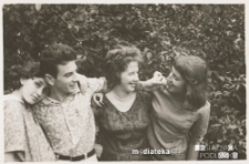 Ewa Jasińska, Ryszard Arasim, Irena Arasim, Irena Jasińska pozują do zdjęcia w ogrodzie, ul. Koszykowa 20, 1963 r.