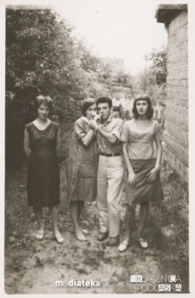 Ewa Jasińska, Ryszard Arasim, Irena Arasim, Irena Jasińska pozują do zdjęcia na podwórzu, ul. Koszykowa 20, 1963 r.