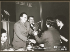 Wręczenie kwiatów, Dom Partii, ul. Edwarda Próchniaka 1, (obecnie Plac Niezależnego Zrzeszenia Studentów 1), Białystok - lata 60. XX w.