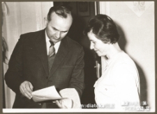 Tadeusz Jasińska przegląda zapiski, Białystok - lata 60. XX w.