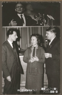 Kolaż przemawiającego Władysława Gomułki na tle rzeźby Lenina. Na dole Tatiana Jasińska w asyście mężczyzn, Białystok - 1956-1957 r.