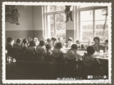 Harcerskie Zuchy podczas obiadu, lata 50. XX w.