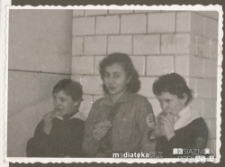 Ewa Jasińska w grupie harcerzy, Szkoła Podstawowa nr 10, ul. Spacerowa 6, Białystok - lata 50. XX w.