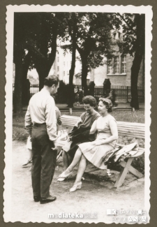 Tatiana Jasińska na ławce z przyjaci&oacute;łmi, lata 50. XX w.