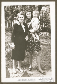 Ewa Jasińska z dzieckiem i z babcią w ogrodzie, ul. Koszykowa, Białystok - lata 70. XX w.