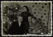 Choinka w domu brata Tadeusza Jasińskiego, ul. Sienkiewicza 28, Białystok - lata 70. XX w.