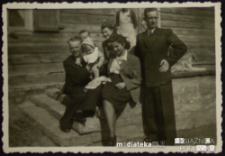 Zdjęcie rodzinne na schodach domu drewnianego, Knyszyn, lata 50. XX w.
