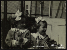 Córki Tatiany Jasińskiej ubrane w odświętne sukienki, Giżycko, lata 50. XX w.