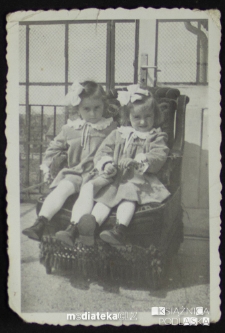Córki Tatiany Jasińskiej pozują do zdjęcia na ozdobnym fotelu, Giżycko, lata 50. XX w.